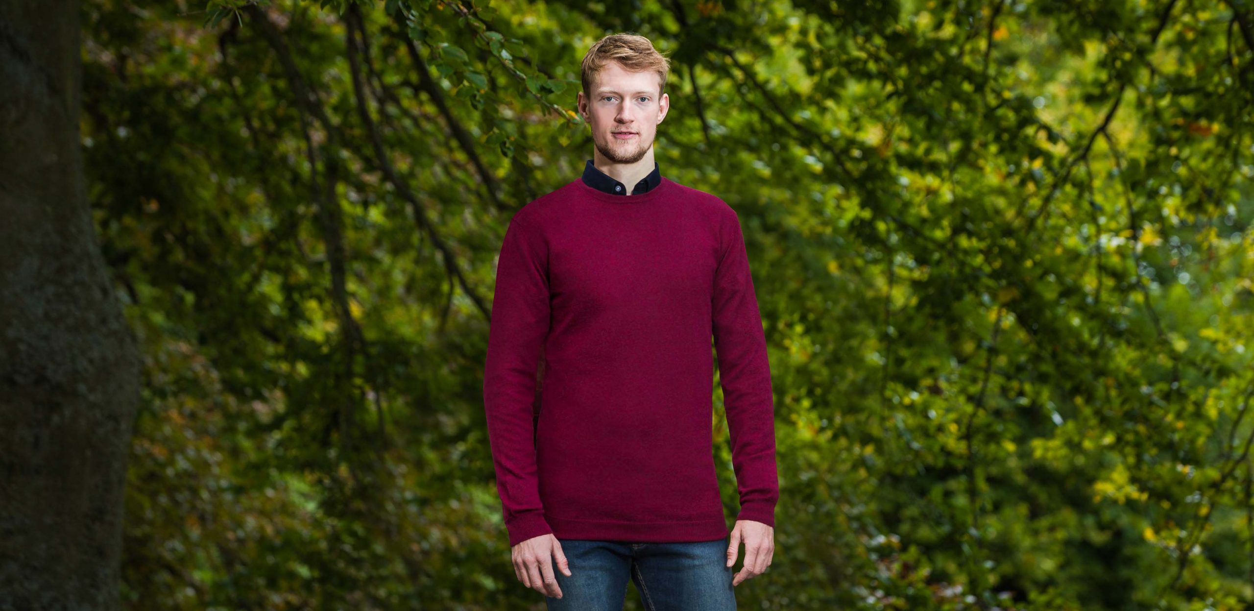 Model is 6'9"/206CM wearing a Mulberry coloured size LT 2t Merino Crew Neck Jumper.⠀