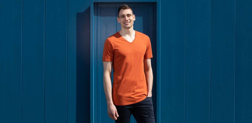 MODEL IS 6'9" / 206CM WEARING SIZE LT GIRAV NEW YORK TALL V-NECK (COPPER ORANGE)