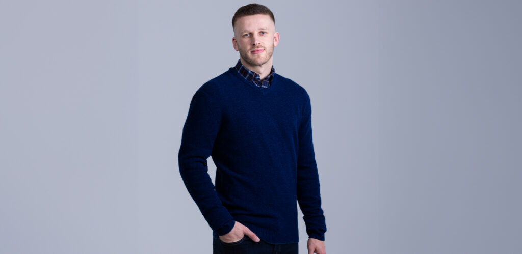 Model is 7'0"/213CM wearing an Ink coloured size 2XLT 2t Tall Lambswool V-Neck Jumper.